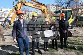Ремонт на Дебърската градина - първа копка