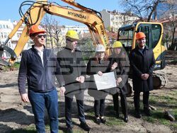 Ремонт на Дебърската градина - първа копка