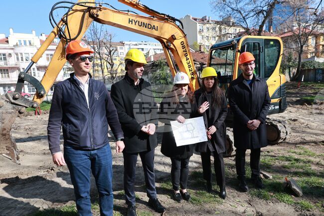 Ремонт на Дебърската градина - първа копка