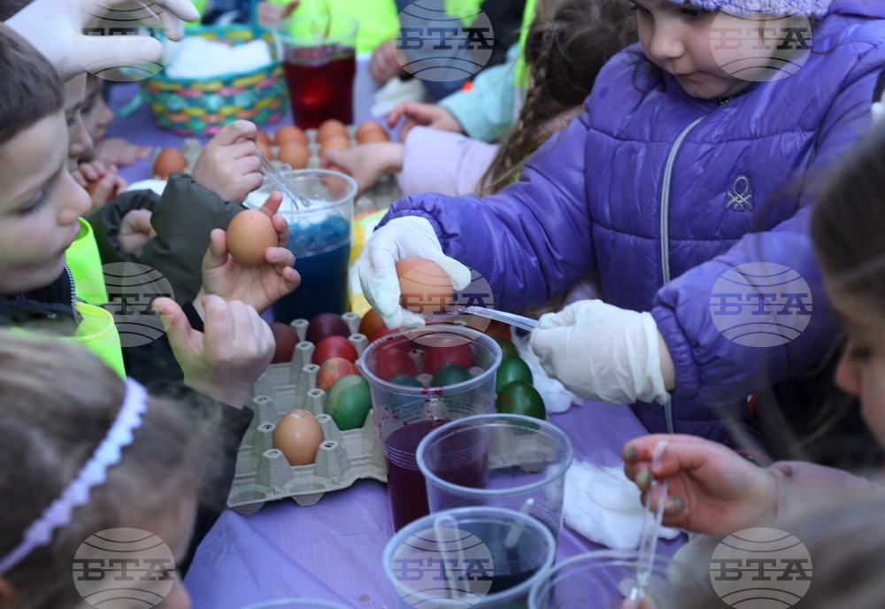 Празник на православния дух и традиции - традиционно боядисване на великденски яйца