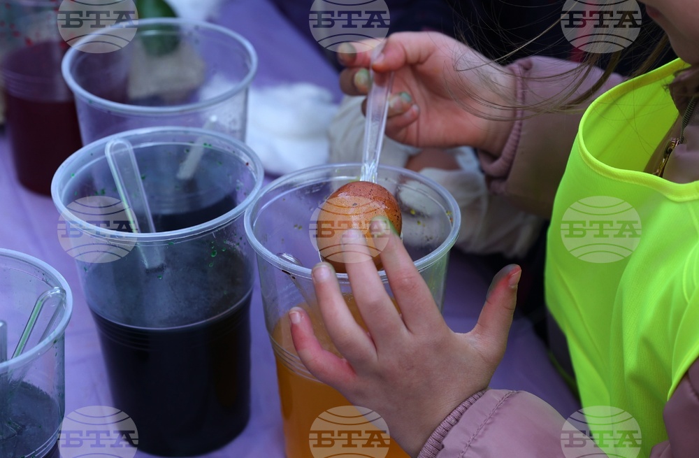 Празник на православния дух и традиции - традиционно боядисване на великденски яйца