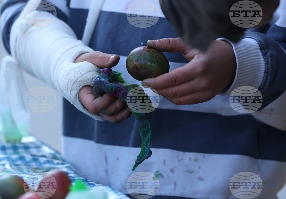 Празник на православния дух и традиции - традиционно боядисване на великденски яйца