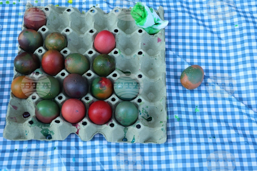 Празник на православния дух и традиции - традиционно боядисване на великденски яйца