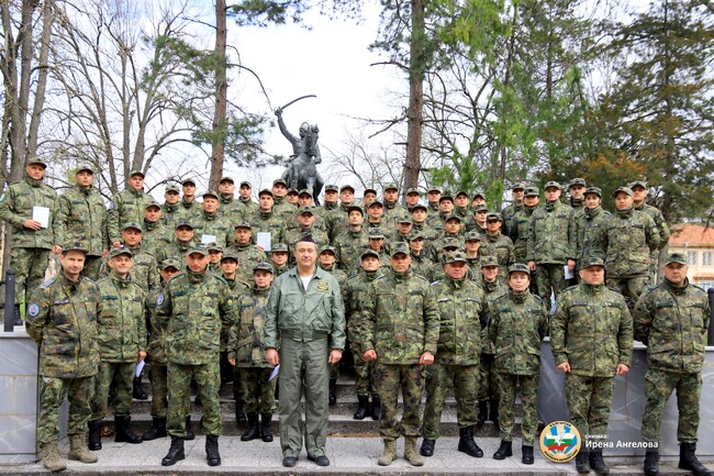 Специализанти завършиха обучението си в 12-та авиационна база 