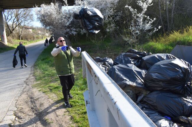 Община Разград: Служители от Общинска администрация-Разград се включиха в пролетното хигиенизиране с почистване на участък от ул. „Добруджа“