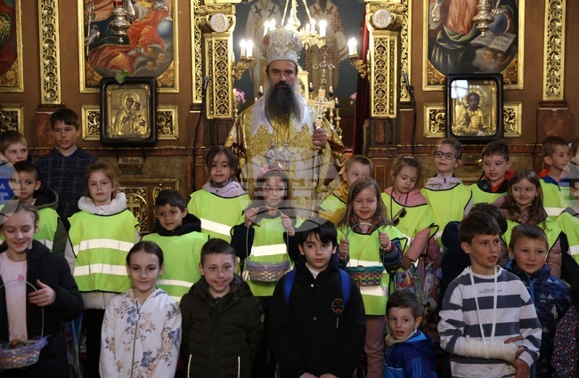 Патриарх Даниил отслужи Василиева литургия и благослови децата, които боядисваха великденски яйца пред катедралата „Св. Неделя“