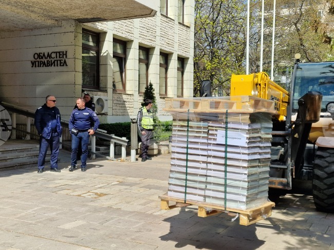 Хартиените бюлетини за Пловдив и областта бяха доставени до сградата на Областната администрация
