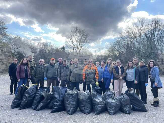 Горски служители почистваха природния парк „Шуменско плато“ по повод Седмицата на гората 