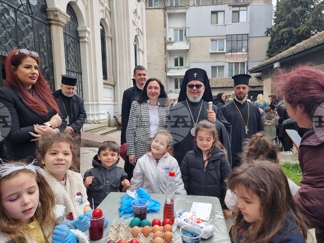 В Стара Загора на Велики четвъртък деца боядисаха над 1000 великденски яйца в храма „Св. Николай Мирликлийски Чудотворец"