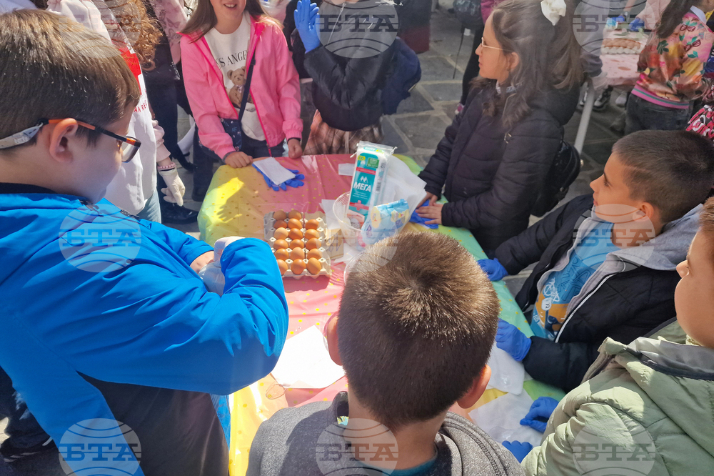 Пловдив - традиционно боядисване на яйца в храм „Св. Марина“ 