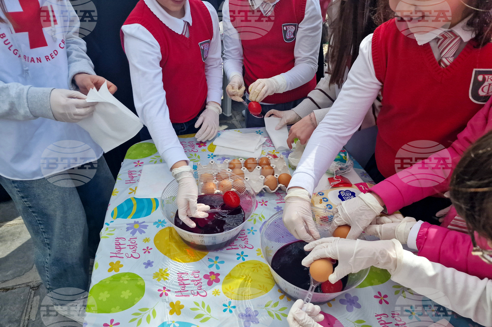 Пловдив - традиционно боядисване на яйца в храм „Св. Марина“ 