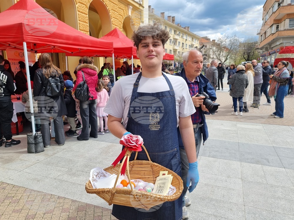 Деца и институции се включиха в боядисване на великденски яйца в Сливен