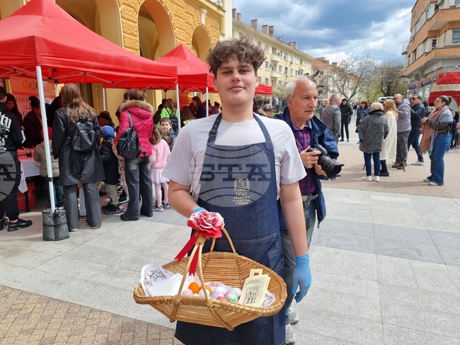 Деца и институции се включиха в боядисване на великденски яйца в Сливен