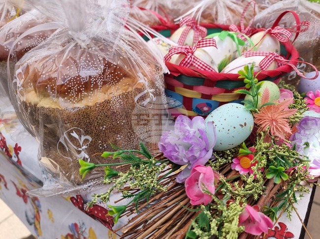 Над 1000 великденски козунака раздадоха на пенсионери и нуждаещи се кметът на Ямбол и екипът му