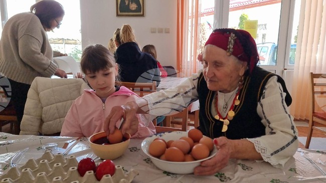 Деца боядисаха великденски яйца в катедралния храм „Св. св. първоапостоли Петър и Павел“ в Силистра