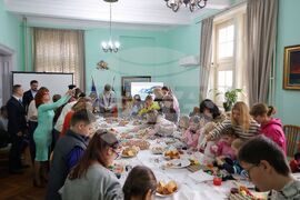 Бургас - Областна администрация - боядисване на великденски яйца