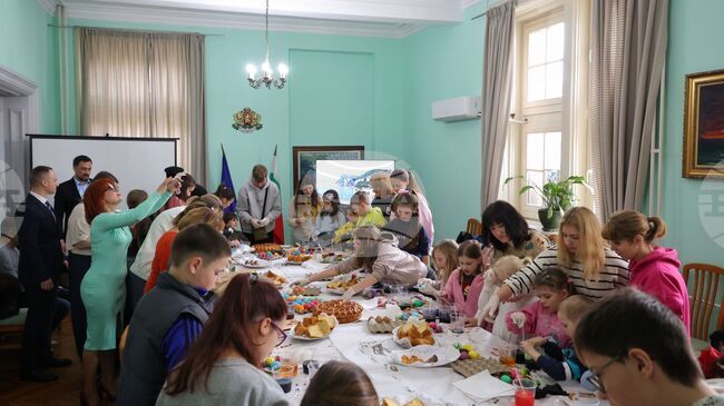 Деца от неделно училище поставиха началото на великденска творческа работилница в Областната администрация – Бургас