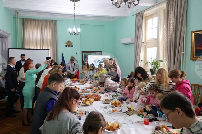 Деца от неделно училище поставиха началото на великденска творческа работилница в Областната администрация – Бургас