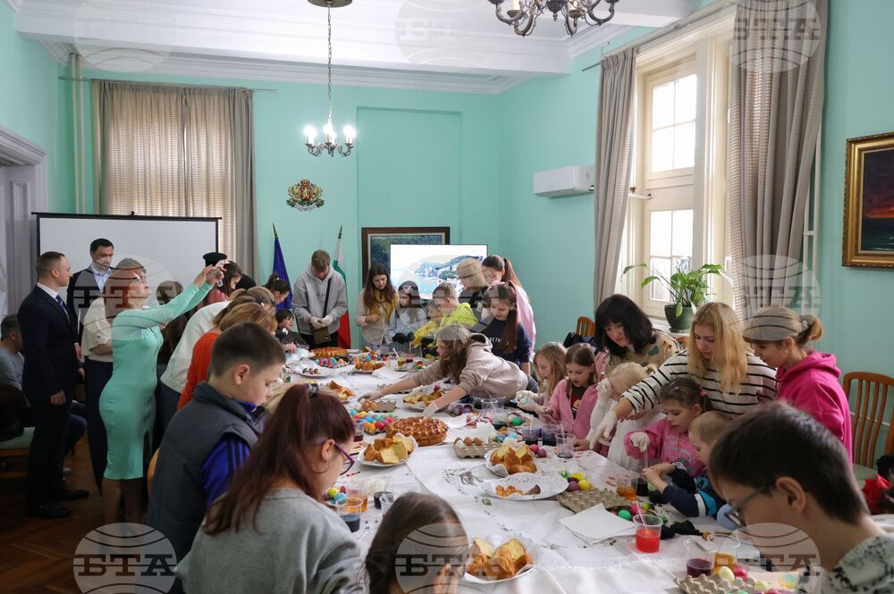 Бургас - Областна администрация - боядисване на великденски яйца