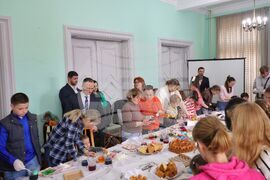 Бургас - Областна администрация - боядисване на великденски яйца