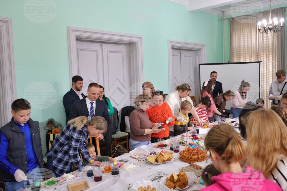 Бургас - Областна администрация - боядисване на великденски яйца