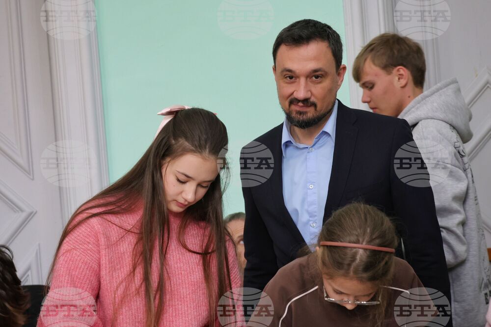 Бургас - Областна администрация - боядисване на великденски яйца