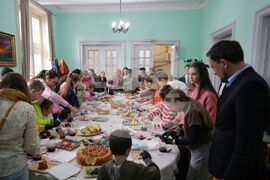 Бургас - Областна администрация - боядисване на великденски яйца