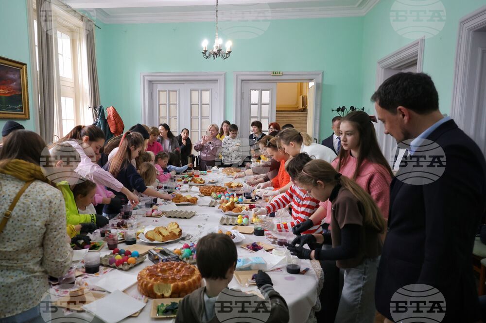 Бургас - Областна администрация - боядисване на великденски яйца