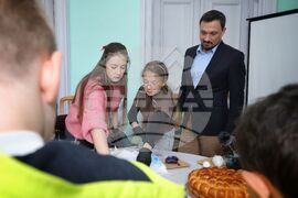 Бургас - Областна администрация - боядисване на великденски яйца