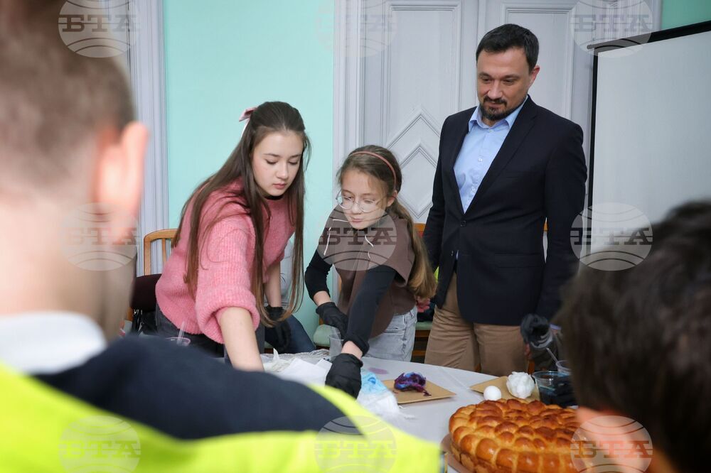 Бургас - Областна администрация - боядисване на великденски яйца