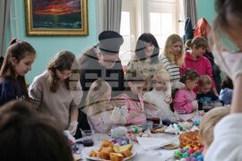Бургас - Областна администрация - боядисване на великденски яйца