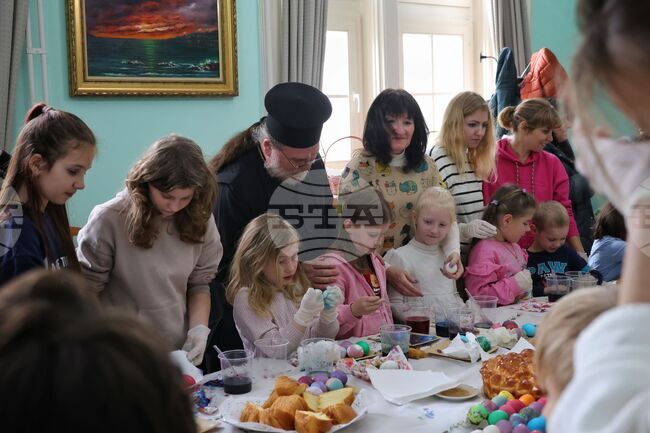 Бургас - Областна администрация - боядисване на великденски яйца