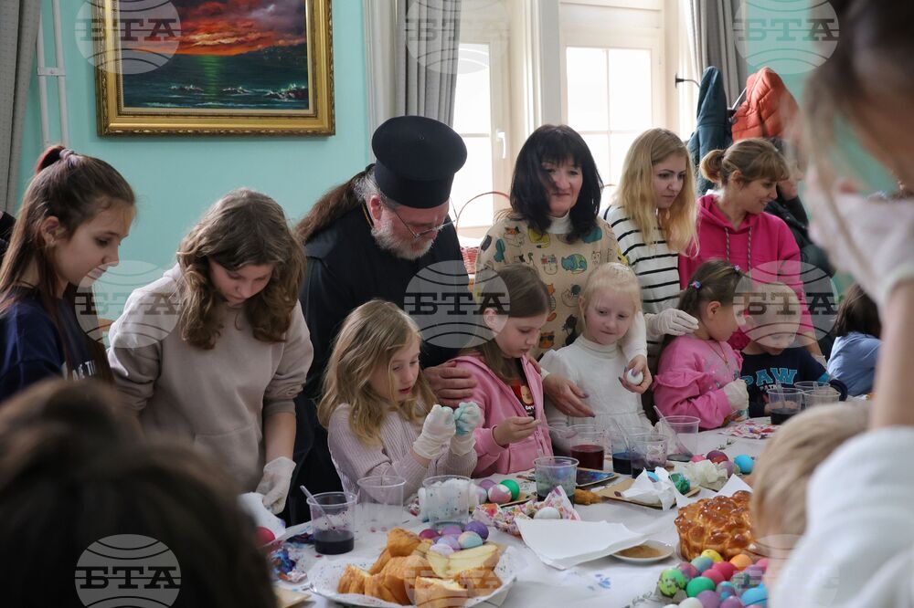 Бургас - Областна администрация - боядисване на великденски яйца