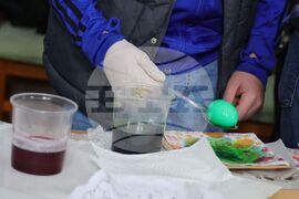 Бургас - Областна администрация - боядисване на великденски яйца