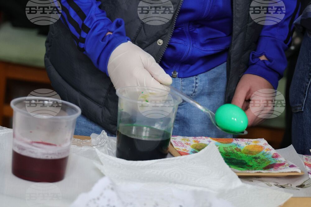 Бургас - Областна администрация - боядисване на великденски яйца