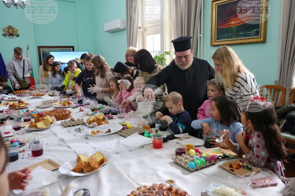 Бургас - Областна администрация - боядисване на великденски яйца