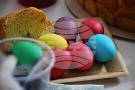 Бургас - Областна администрация - боядисване на великденски яйца