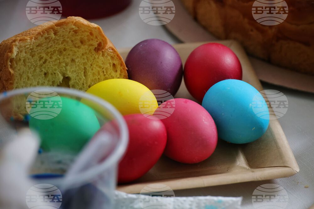 Бургас - Областна администрация - боядисване на великденски яйца