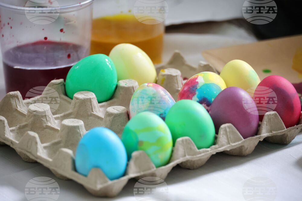 Бургас - Областна администрация - боядисване на великденски яйца