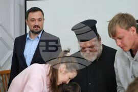 Бургас - Областна администрация - боядисване на великденски яйца