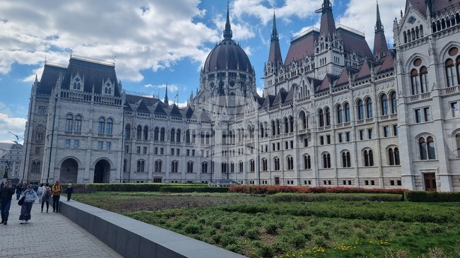 Берлин се надява изборите в Унгария да позволят бързо отпускане на блокираните средства за Украйна; полският премиер приветства резултатите