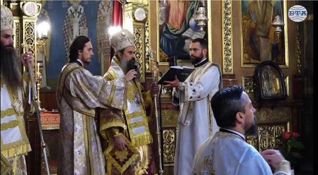 Патриарх Даниил отслужи Василиева литургия и благослови децата, които боядисваха великденски яйца пред катедралата „Св. Неделя“