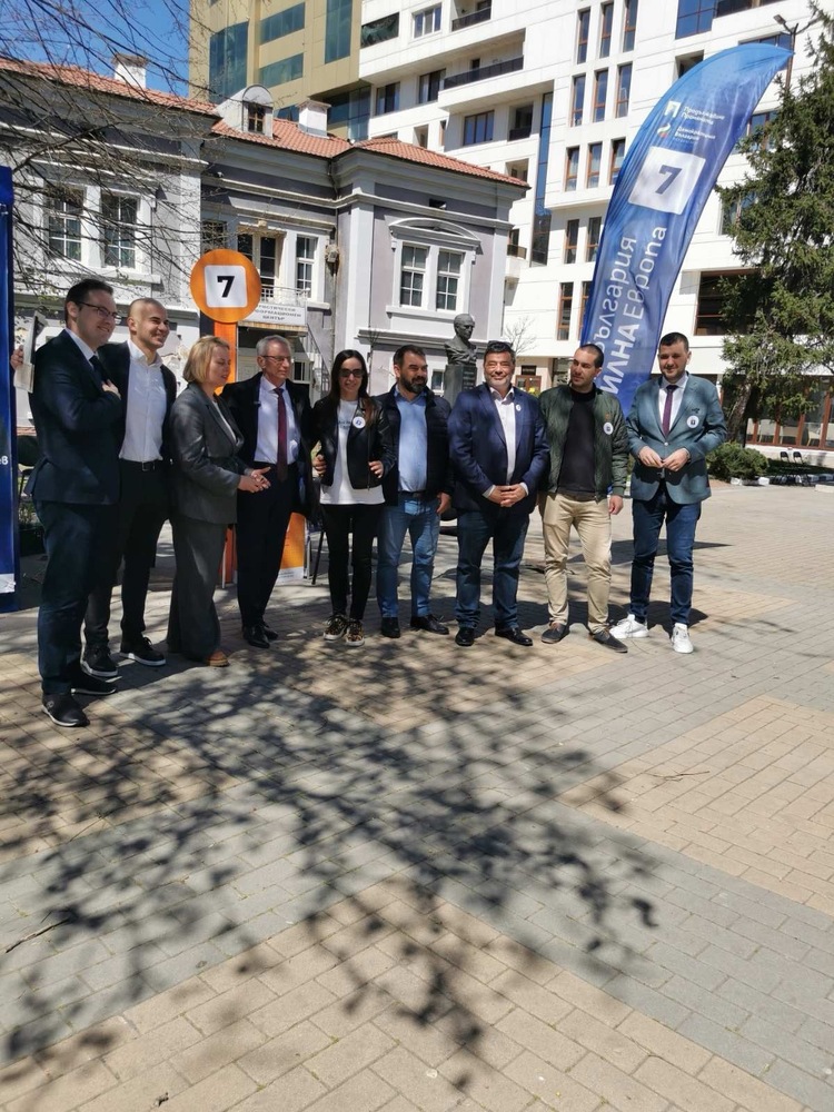 Зам.-председателят на „Продължаваме Промяната“ акад. Николай Денков се срещна с граждани в Асеновград