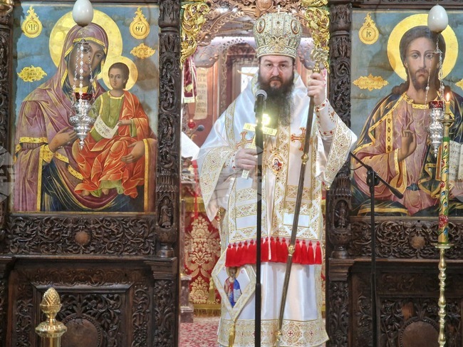 Към смирение, послушание и мир призова игуменът на Троянския манастир, Драговитийският епископ Василий, в проповедта си на Велики четвъртък