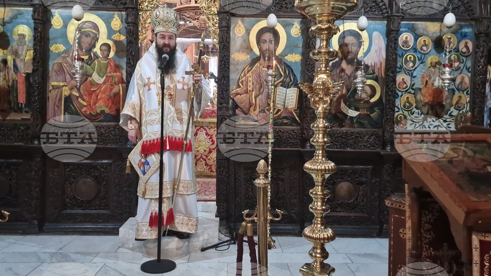 Троянски манастир - боядисване на яйца - празнична служба