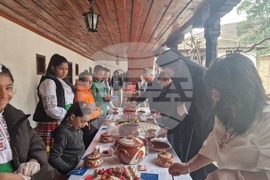 Троянски манастир - боядисване на яйца - празнична служба