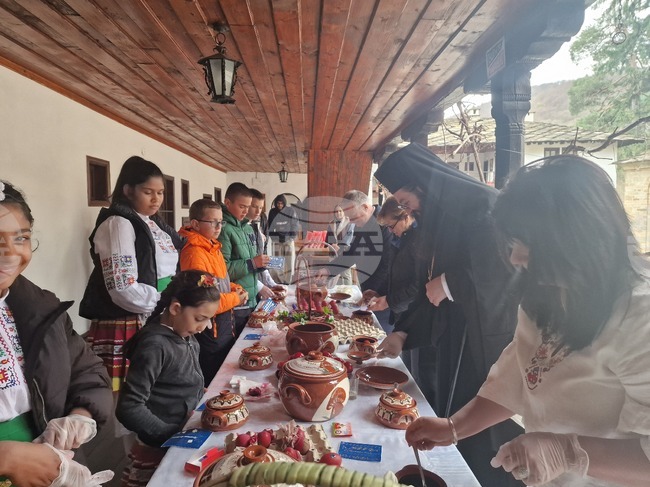 В Троянския манастир започнаха великденските приготовления с боядисване на 2026 яйца