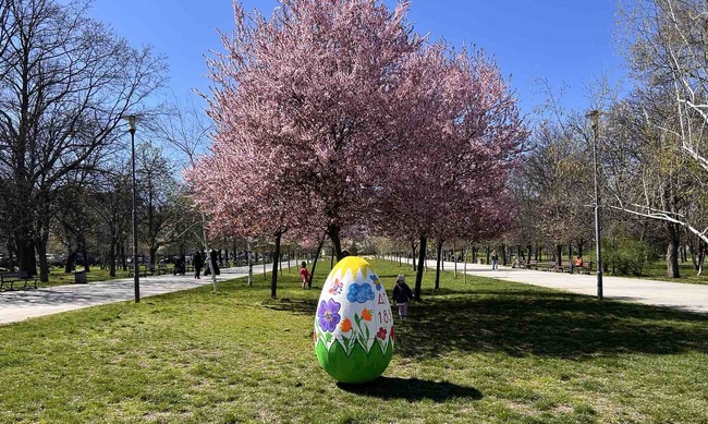 Децата от детските градини в „Слатина“ изрисуваха Великденски яйца за жителите на района