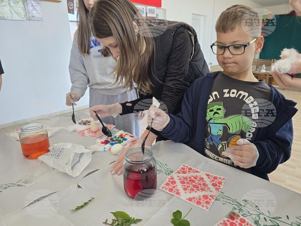 Село Рупите - Велики четвъртък - боядисване на яйца