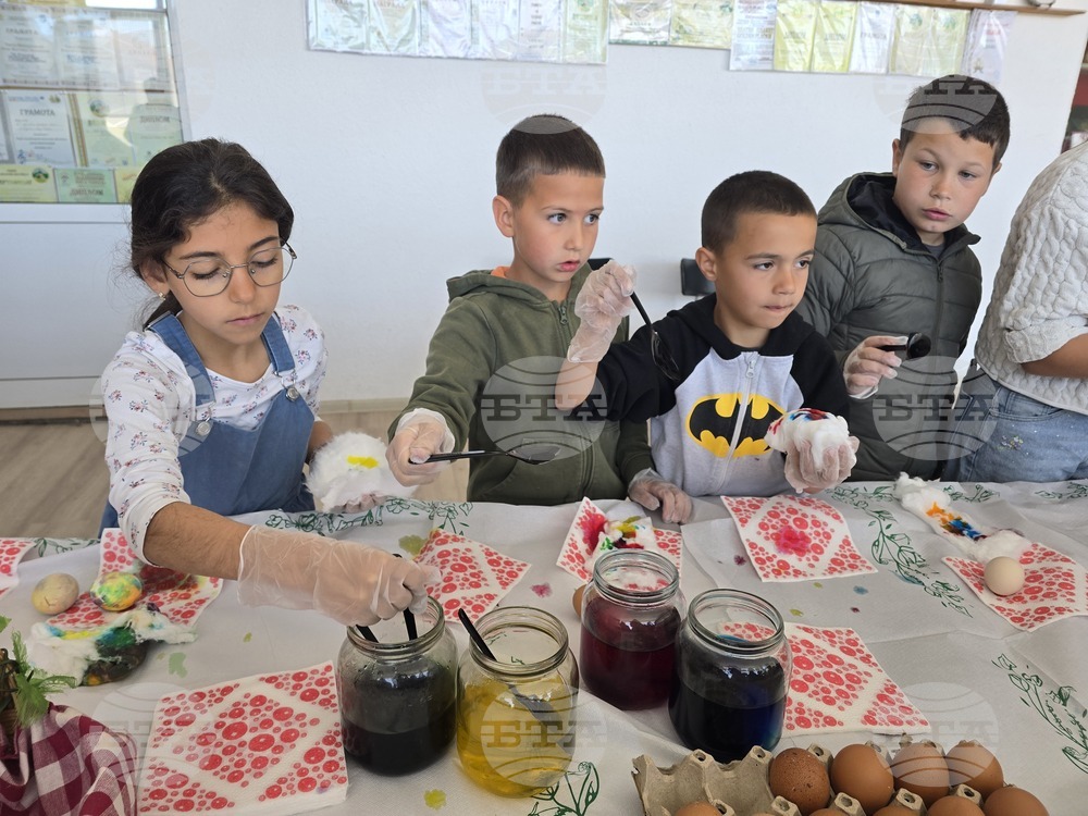 Село Рупите - Велики четвъртък - боядисване на яйца